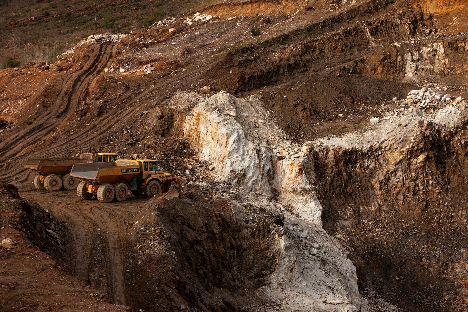 Tombereaux jaunes sur une piste de mine à ciel ouvert